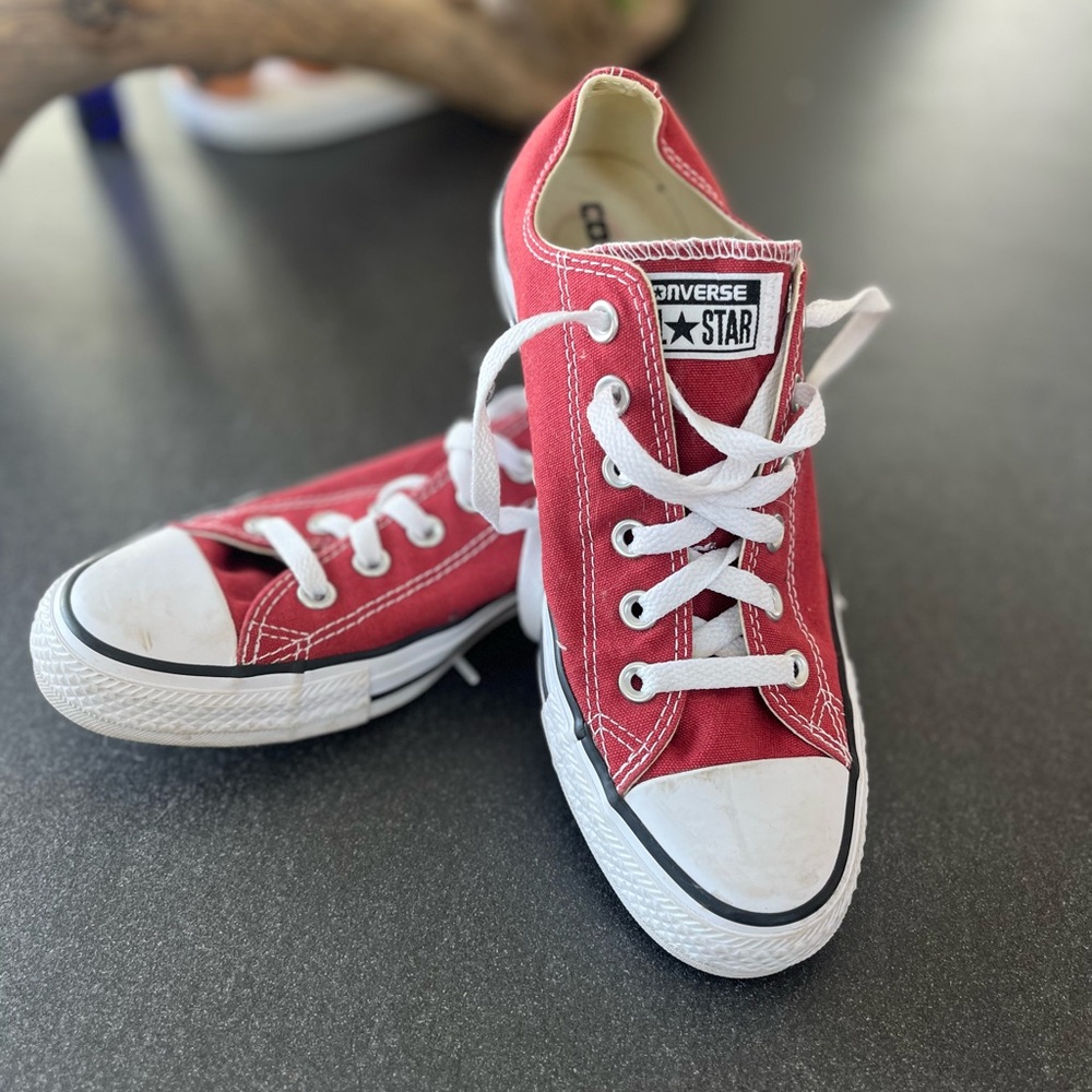 Brick red Converse Alstars women’s size 9
